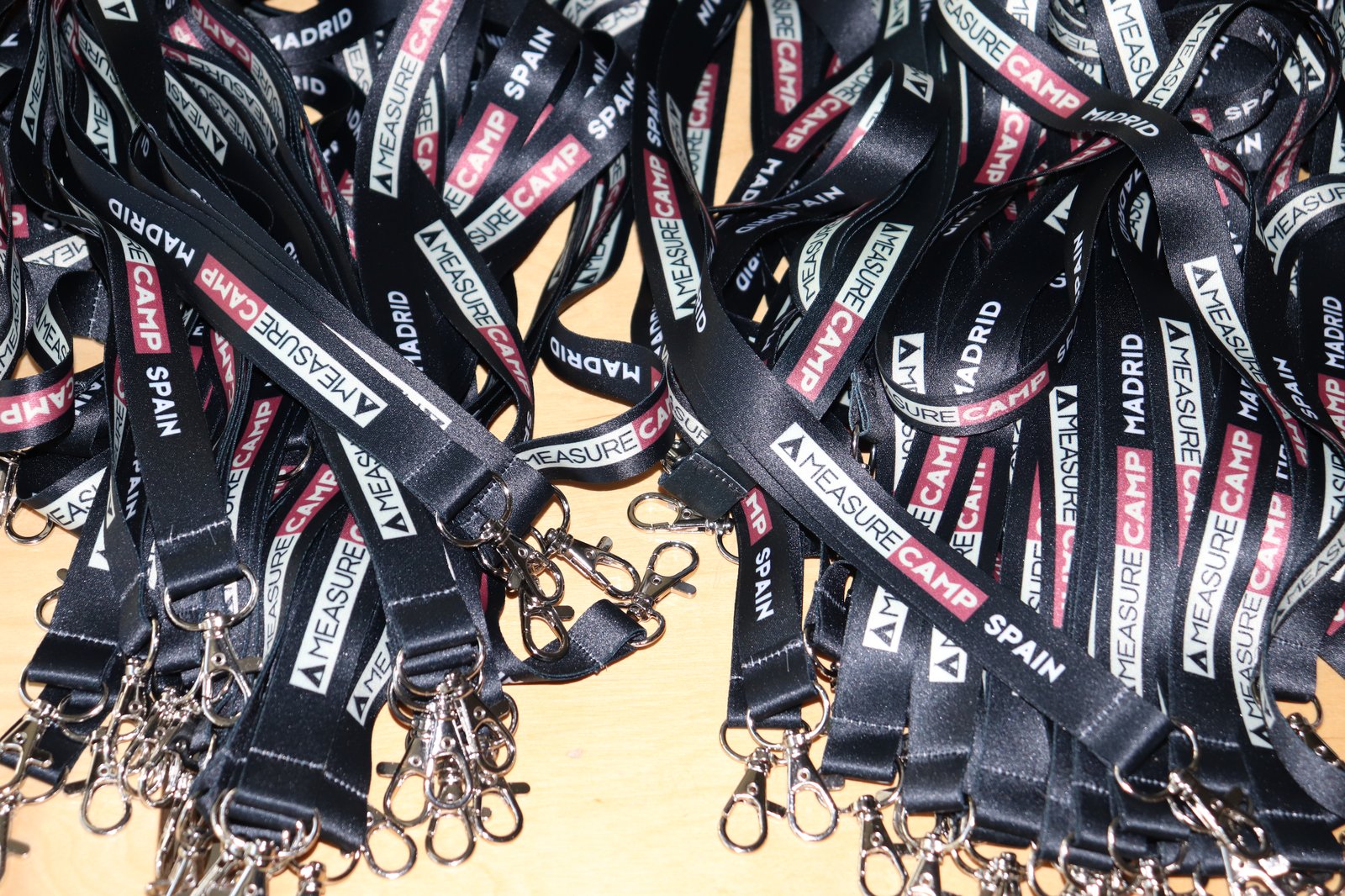 MeasureCamp Spain lanyards for the Madrid 2026 free ticket release. Lanyards de MeasureCamp Spain para el lanzamiento de entradas gratuitas de Madrid 2026.