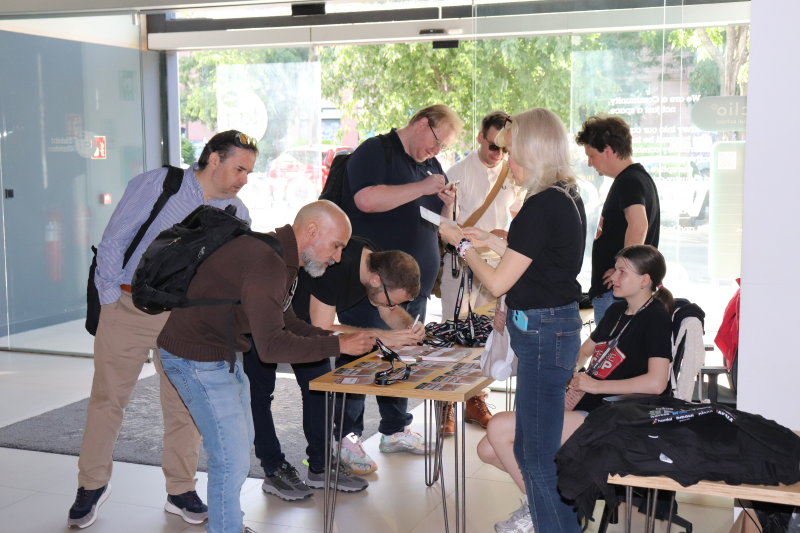 MeasureCamp Spain volunteers helping during the event day